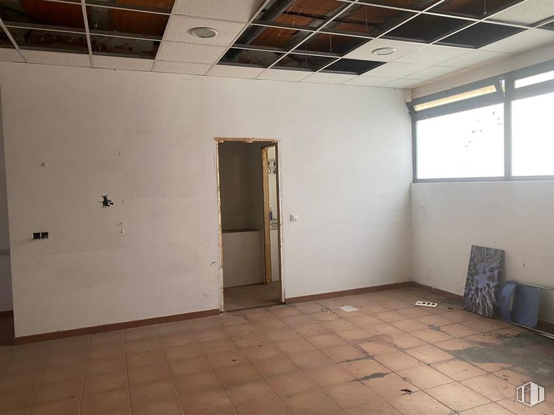 Retail for rent at Paseo Chopera, 47, Arganzuela, Madrid, 28045 with door, window, wall, flooring, floor, ceiling, room, tile flooring, plywood and plaster around