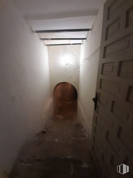 Local en alquiler y venta en Zona centro, Arganda del Rey, Madrid, 28500 con mueble, piso, pavimento, tintes y sombras, túnel, techo, hormigón, oscuridad, edificio y yeso alrededor