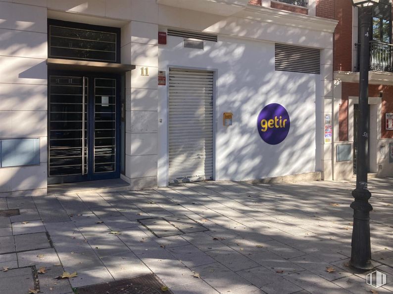 Retail for sale & for rent at Plaza del Salvador, Leganés, Madrid, 28912 with window blind, road surface, shade, sidewalk, door, asphalt, facade, building, urban design and tints and shades around