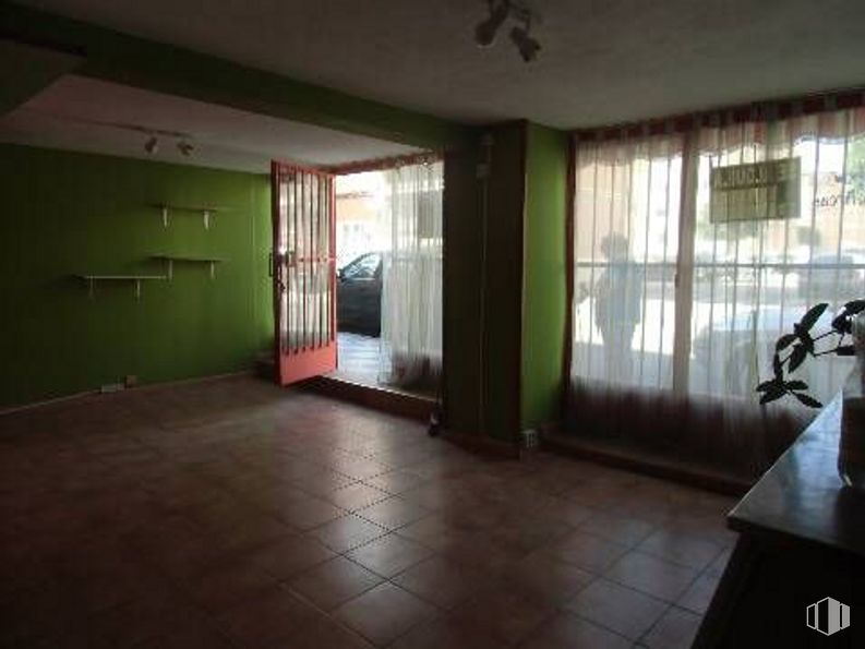 Local en venta en Las Quinientas, Cuenca, 16003 con mueble, accesorio, madera, piso, suelo, cortina, pasillo, tintes y matices, techo y madera alrededor