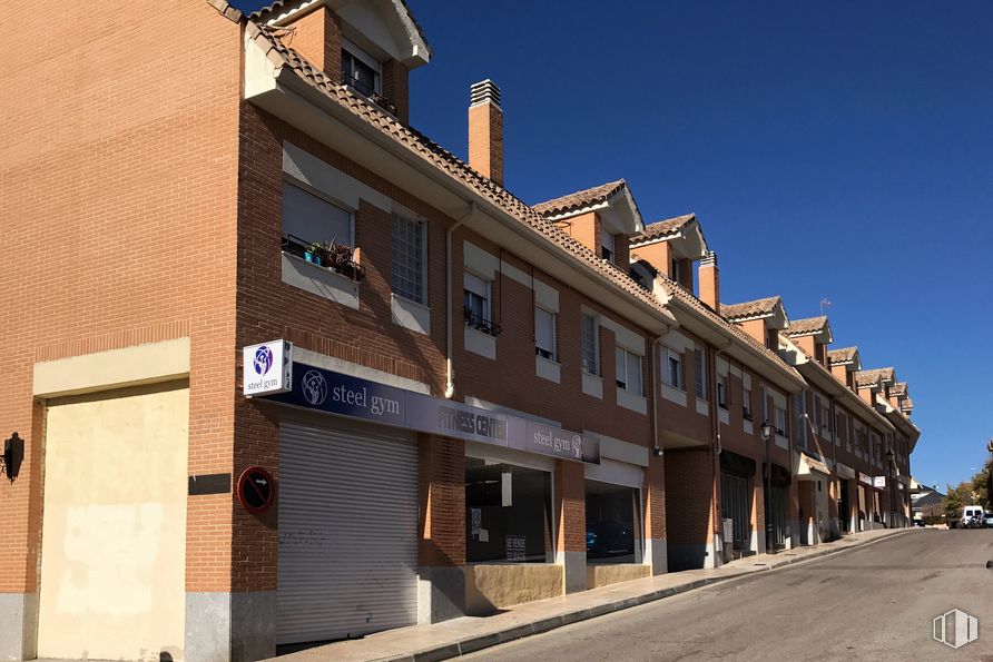 Retail for sale at Calle Cataluña, 12, Serranillos del Valle, Madrid, 28979 with window, sky, building, urban design, condominium, facade, commercial building, city, mixed-use and apartment around