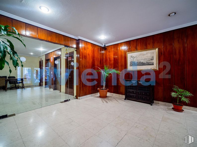 Office for sale at Zona Fuente del Berro, Salamanca, Madrid, 28028 with houseplant, picture frame, furniture, plant, interior design, flooring, floor, tile flooring, flowerpot and ceiling around