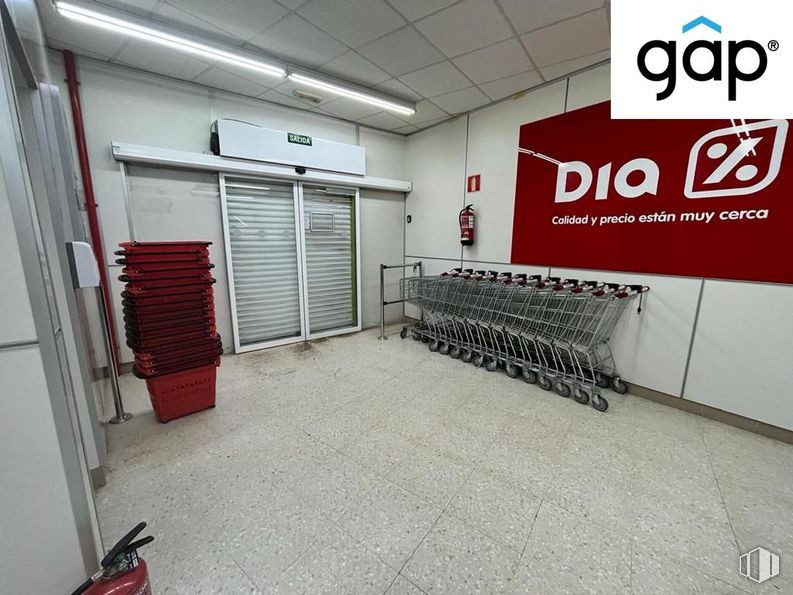 Retail for sale at Calle Don Sabino, Mota del Cuervo, Cuenca, 16630 with furniture, building, interior design, floor, flooring, wall, gas, fixture, ceiling and house around