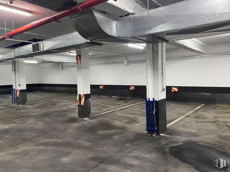 Industrial for rent at Zona Vallecas, Villa de Vallecas, Madrid, 28031 with floor, parking lot, parking, silver, basement, automotive tail & brake light and fluorescent lamp around