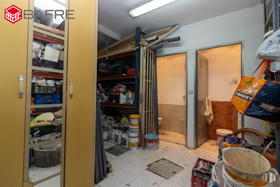 Local en venta en Calle San Raimundo, Tetuán, Madrid, 28039 con puerta, alumbrado, estante, edificio, madera, marco, estantería, suelos, madera dura y venta al por menor alrededor