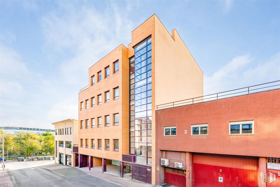 Oficina en alquiler en Calle Lezama, 20, Fuencarral - El Pardo, Madrid, 28034 con ventana, edificio, nube, cielo, planta, condominio, diseño urbano, bloque de pisos, propiedad material y árbol alrededor