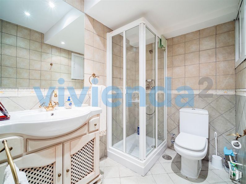 Oficina en venta en Calle Félix Boix, Chamartín, Madrid, 28036 con inodoro, fregadero, mueble de baño, accesorios de fontanería, bañera, grifo, propiedad, edificio, espejo y cuarto de baño alrededor