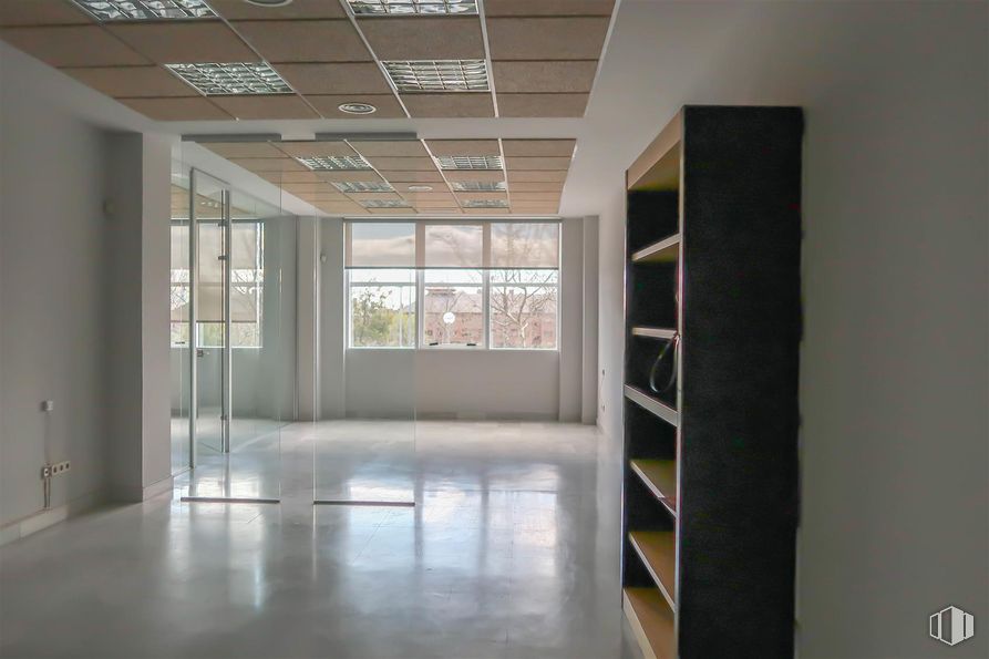 Oficina en alquiler y venta en Calle Chile, Las Rozas de Madrid, Madrid, 28290 con ventana, estantería, suelos, suelo, pared, madera, interiorismo, techo, alumbrado y vidrio alrededor