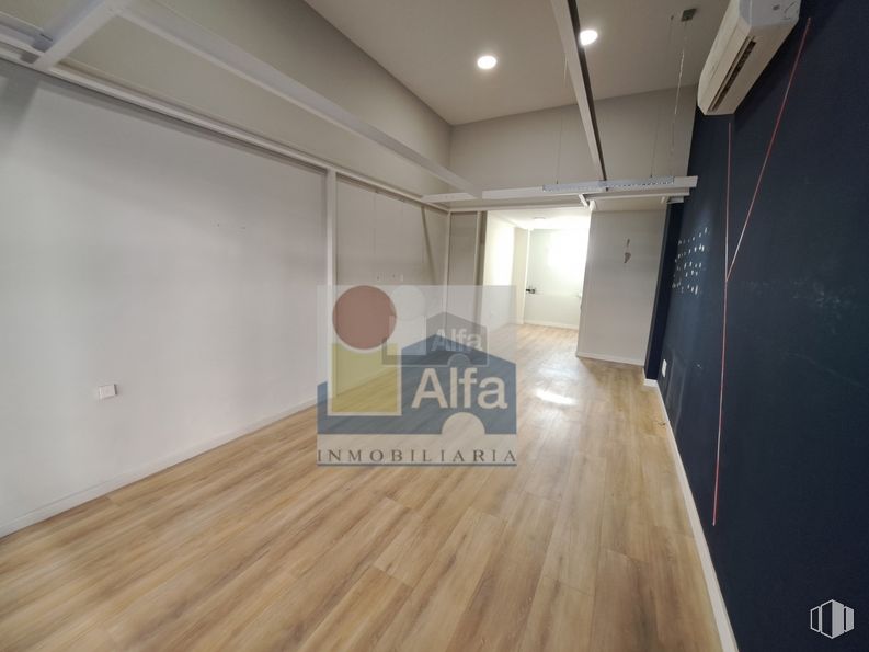 Local en alquiler en Avenida Acueducto, Segovia, 40001 con edificio, madera, accesorio, suelos, suelo, hall, casa, tinte para madera, madera dura y suelo laminado alrededor