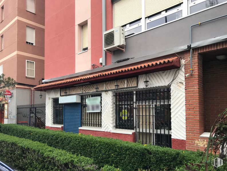 Local en alquiler y venta en Calle Canarias, 8, Fuenlabrada, Madrid, 28945 con ventana, edificio, planta, accesorio, diseño urbano, barrio, ladrillo, propiedad material, área residencial y condominio alrededor