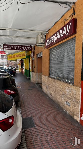 Retail for sale at Calle Ricardo de la Vega, Móstoles, Madrid, 28932 with car, door, sidewalk, mid-size car, parking, advertising, automotive tail & brake light, awning and restaurant around