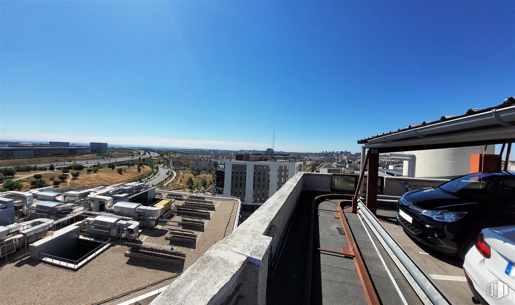 Nave en alquiler en Calle María Tubau, Fuencarral - El Pardo, Madrid, 28050 con coche, cielo, edificio, asfalto, diseño urbano, neumático, ciudad, rodante, área metropolitana y paisaje alrededor