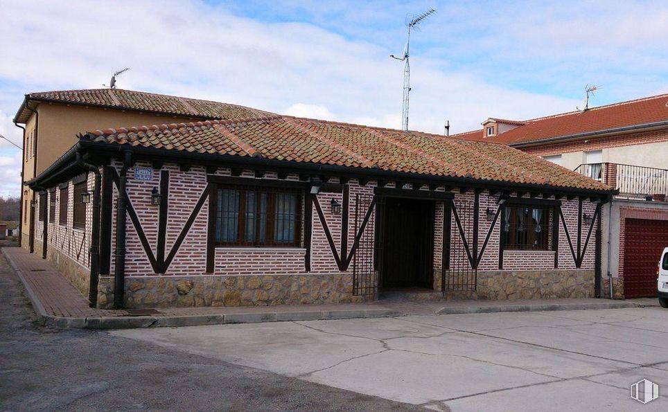 Local en venta en Zona urbana, Juarros de Voltoya, Segovia, 40445 con ventana, puerta, casa, cielo, nube, edificio, madera, tejado, fachada y sombra alrededor