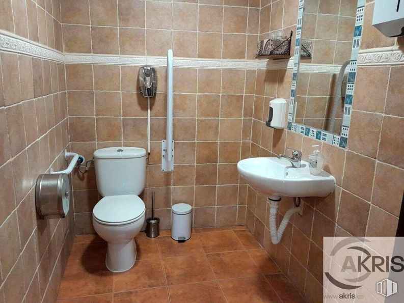 Local en venta en Calle Ugena, 64, Yuncos, Toledo, 45210 con inodoro, fregadero, asiento del inodoro, cuarto de baño, accesorios de fontanería, pared, lavabo, suelos, suelo y fontanería alrededor