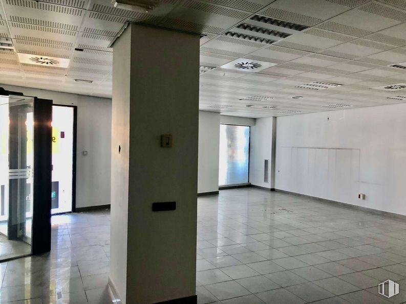 Retail for sale at Calle Cincel, 6, Rivas-Vaciamadrid, Madrid, 28529 with fixture, flooring, hall, floor, ceiling, glass, event, composite material, aluminium and transparency around