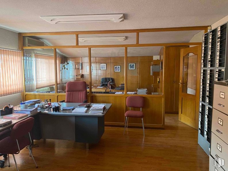 Industrial for rent at Zona empresarial, San Fernando de Henares, Madrid, 28830 with chair, chest of drawers, furniture, property, table, building, cabinetry, floor, desk and flooring around