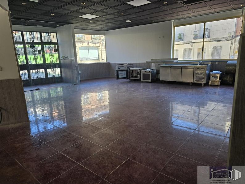 Retail for rent at Calle San Sebastián, Colmenar Viejo, Madrid, 28770 with window, fixture, hall, lighting, wood, flooring, floor, tile flooring, building and hardwood around