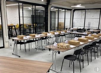 Office for sale at Calle Cabestreros, Centro, Madrid, 28012 with chair, table, furniture, restaurant, kitchen & dining room table, classroom, dining room, cafeteria, steel and conference room table around