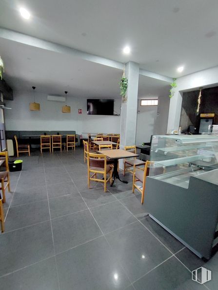 Local en venta en Calle Goya, Collado Villalba, Madrid, 28400 con silla, lámpara, mesa, alumbrado, interiorismo, mueble, suelos, techo, suelo y restaurante alrededor