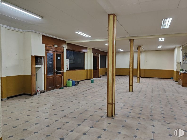 Retail for sale & for rent at Centro urbano, Corral de Almaguer, Toledo, 45880 with door, light fixture, lighting, window, flooring, floor, wood, ceiling, interior design and tile flooring around