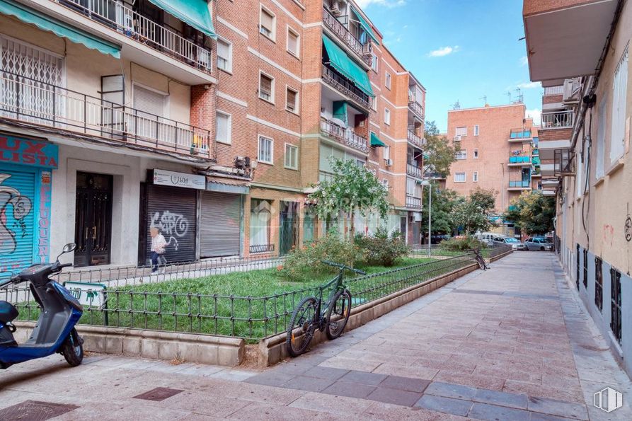 Local en venta en Calle Eduardo Morales, Carabanchel, Madrid, 28025 con edificio, motocicleta, rueda, propiedad, ventana, planta, cielo, neumático, azul y superficie de la carretera alrededor