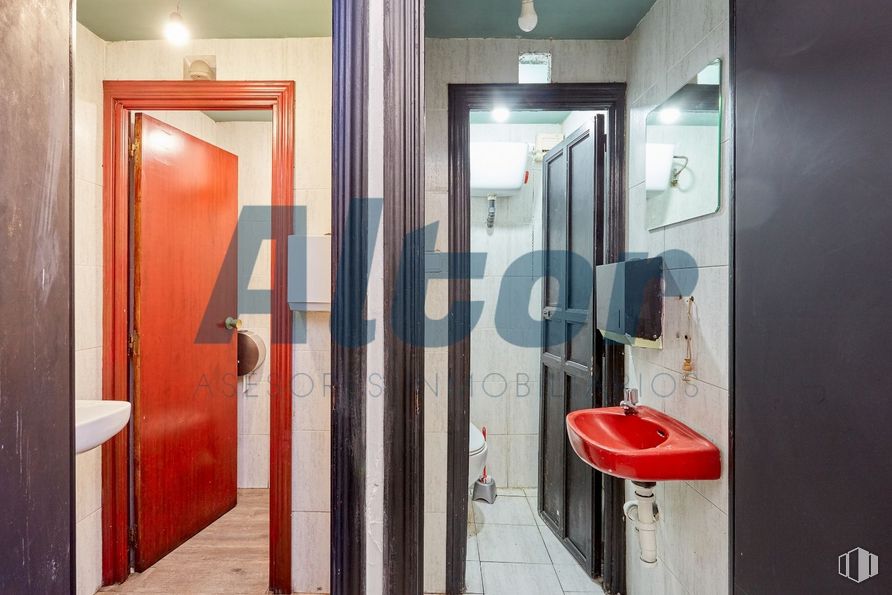 Local en venta en Paseo Yeserías, Arganzuela, Madrid, 28005 con fregadero, puerta, accesorio de fontanería, espejo, edificio, accesorio, asa, madera, piso y suelo alrededor