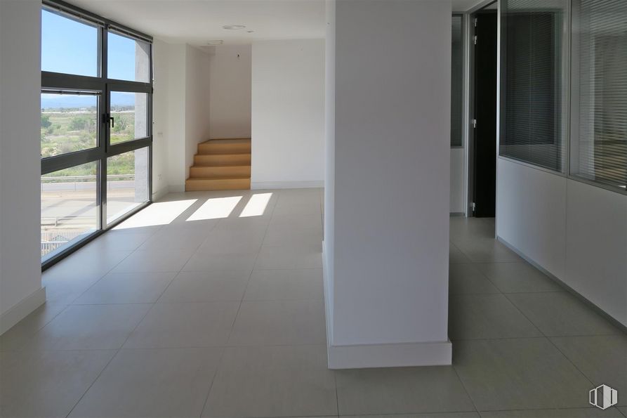 Oficina en alquiler y venta en Edificio Espacios Baluarte, Carretera Fuencarral a Alcobendas, 14, Fuencarral - El Pardo, Madrid, 28049 con ventana, accesorio, hall, madera, suelos, suelo, inmobiliario, vidrio, techo y sombra alrededor