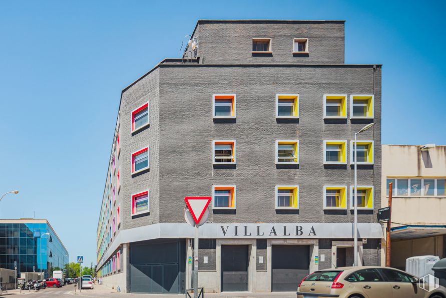 Oficina en alquiler en Calle Manuel Tovar, 42, Fuencarral - El Pardo, Madrid, 28034 con coche, edificio, rueda, vehículo terrestre, neumático, cielo, propiedad, ventana, vehículo y torre alrededor