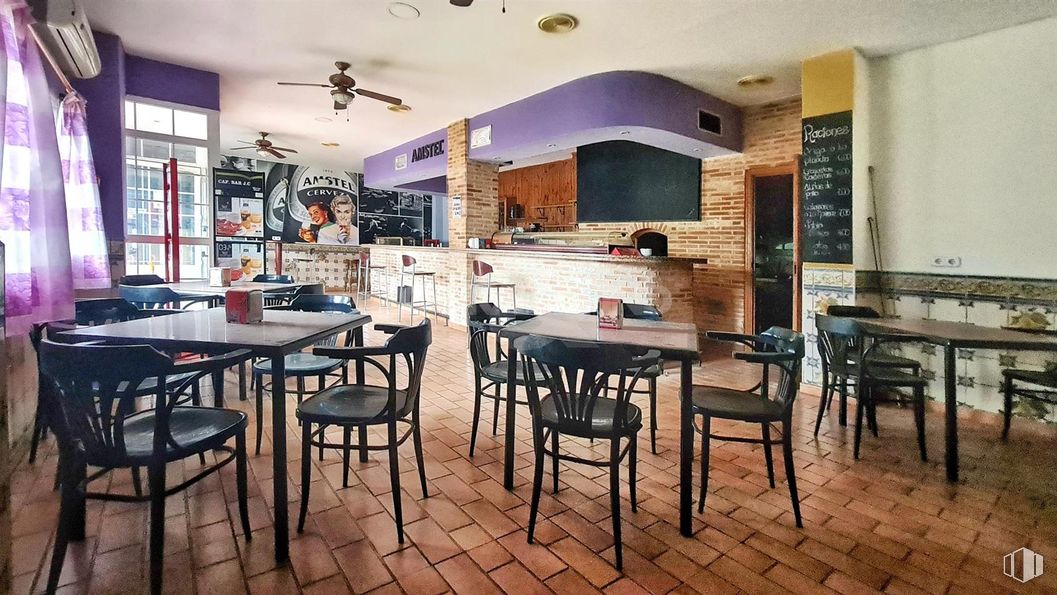 Local en alquiler en Urbanización La Cerca, Collado Villalba, Madrid, 28400 con silla, ventilador de techo, mesa de cocina y comedor, mesa, mueble, interiorismo, restaurante, techo, cafetería y taburete de bar alrededor