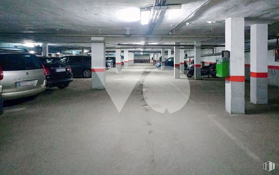 Nave en venta en Barrio Alameda de Osuna, Barajas, Madrid, 28042 con coche, luz de estacionamiento, vehículo, edificio, diseño automovilístico, luces traseras y de freno, suelo, aparcamiento, neumático y iluminación del automóvil alrededor