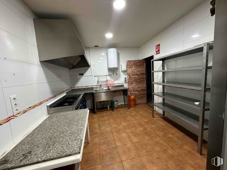 Retail for sale & for rent at Calle Camino Cañete, Cuenca, 16004 with countertop, furniture, flooring, floor, interior design, ceiling, kitchen, tile, kitchen appliance and wood stain around