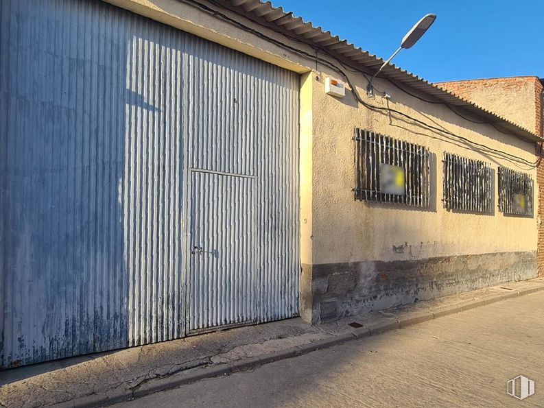 Industrial for sale at Calle Fábrica, La Mata, Toledo, 45534 with 1d barcode, window, building, sky, wood, road surface, asphalt, house, shade and rural area around