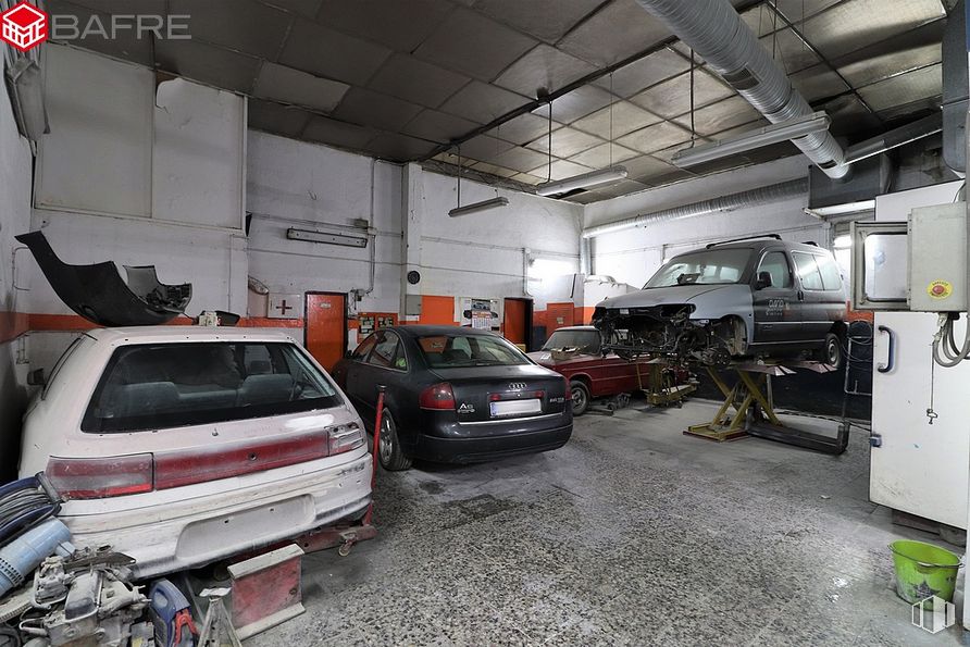 Nave en venta en Calle de la Oca, Carabanchel, Madrid, 28025 con coche, camión, neumático, luz de estacionamiento, vehículo, vehículo de motor, diseño automovilístico, iluminación del automóvil, rueda y modo de transporte alrededor