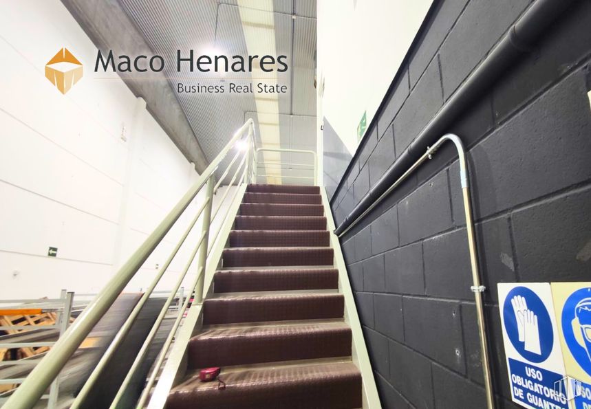 Industrial for rent at Zona industrial Inbisa, Alcalá de Henares, Madrid, 28802 with flooring, floor, stairs, composite material, metal, handrail, steel, cleanliness and aluminium around