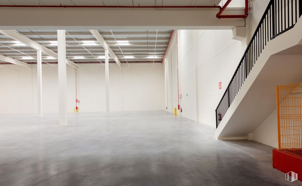 Industrial for rent at PAL M-40 , Villaverde, Madrid, 28041 with building, interior design, hall, fixture, floor, flooring, ceiling, parking, space and concrete around