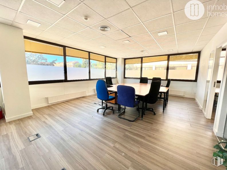 Oficina en alquiler en Carretera A Coruña Km 18,20, Las Rozas de Madrid, Madrid, 28230 con silla, mesa, propiedad, mueble, diseño de interiores, madera, pasillo, pavimentos, piso y bienes raíces alrededor