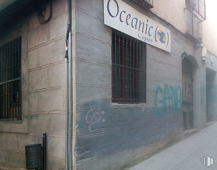 Retail for rent at Calle Escuderos, 20, Segovia, 40003 with window, property, fixture, facade, brick, font, gas, brickwork, building and paint around