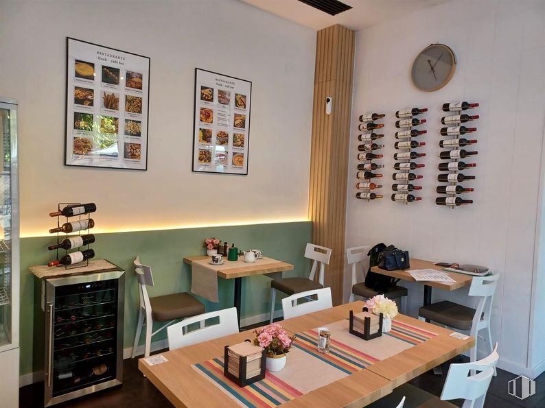 Retail for rent at Calle Alcalá, Ciudad Lineal, Madrid, 28027 with chair, table top, table, picture frame, food, restaurant, finger food, fast food, culinary arts and countertop around