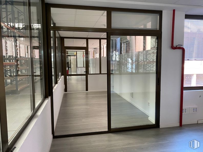 Nave en venta en Edificio Cristal, Avenida Somosierra, 12, San Sebastián de los Reyes, Madrid, 28700 con edificio, accesorio, puerta, suelo, diseño de interiores, pasillo, piso, exterior automotriz, puerta del vehículo y madera alrededor