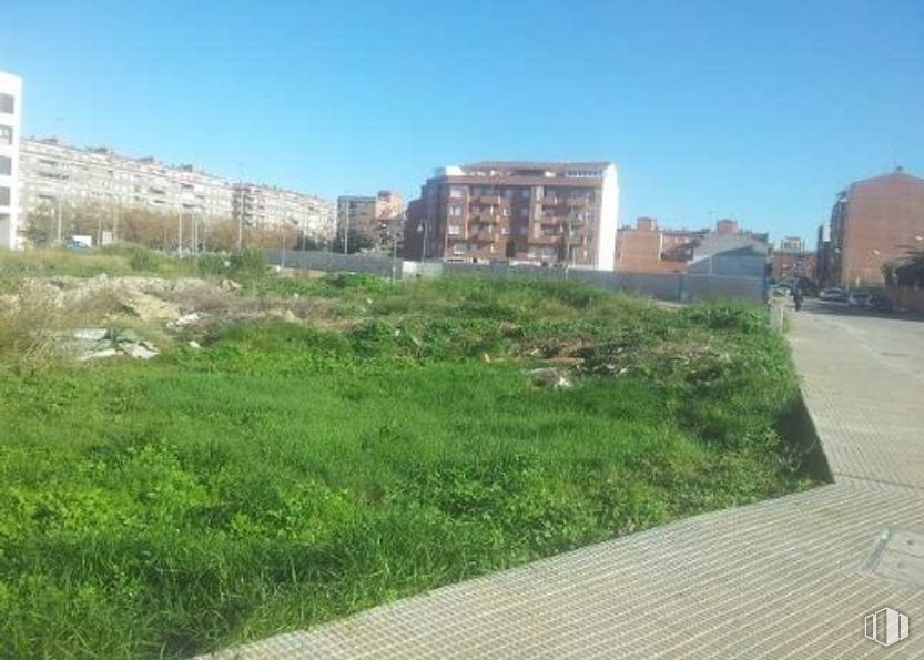 Land for sale at Calle Bachiller Hernández Alonso, Parcela E, Talavera de la Reina, Toledo, 45600 with building, sky, property, plant, window, land lot, urban design, tower block, biome and grass around