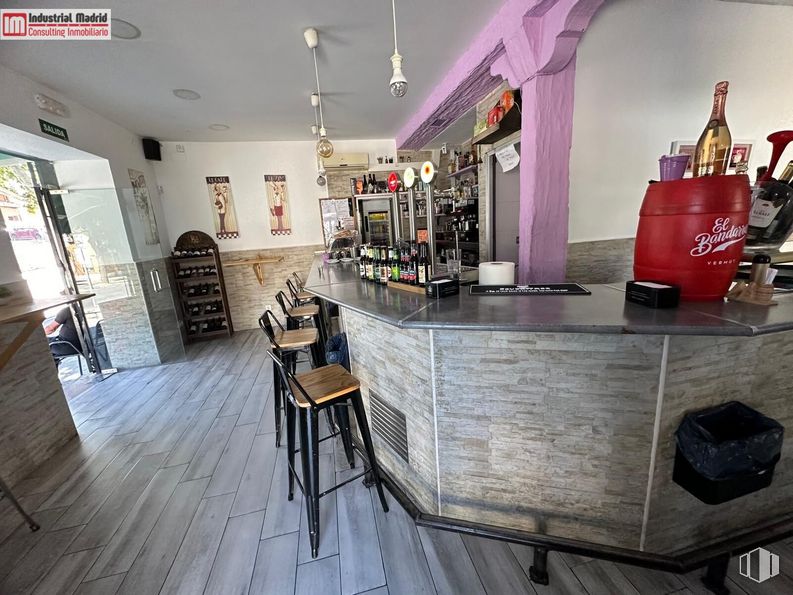 Retail for rent at Calle Real, Arganda del Rey, Madrid, 28500 with property, lighting, building, interior design, architecture, floor, flooring, barware, chair and wood around