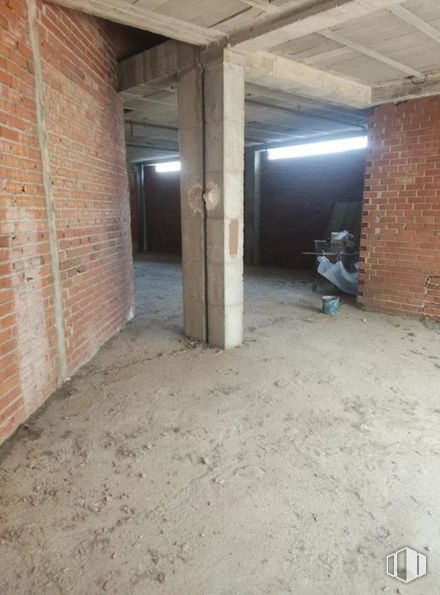 Retail for sale at Zona centro, Cuenca, 16003 with hall, brickwork, brick, wood, flooring, floor, wall, building material, ceiling and concrete around