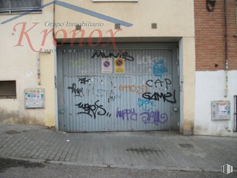 Local en venta en Camino Fuente de Arriba, Vicálvaro, Madrid, 28032 con puerta, edificio, accesorio, escritura a mano, infraestructura, pintura, fuente, grafiti, arte y barrio alrededor