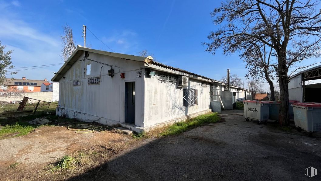 Industrial for rent at Calle Diciembre, San Blas - Canillejas, Madrid, 28022 with waste container, house, sky, plant, cloud, tree, land lot, grass, building and residential area around