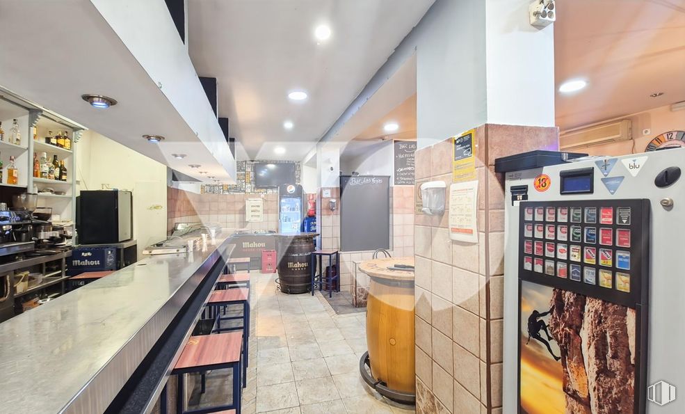 Retail for sale at Plaza Corcubión, Fuencarral - El Pardo, Madrid, 28029 with interior design, flooring, lighting, ceiling, floor, restaurant, light fixture, countertop, tile and retail around