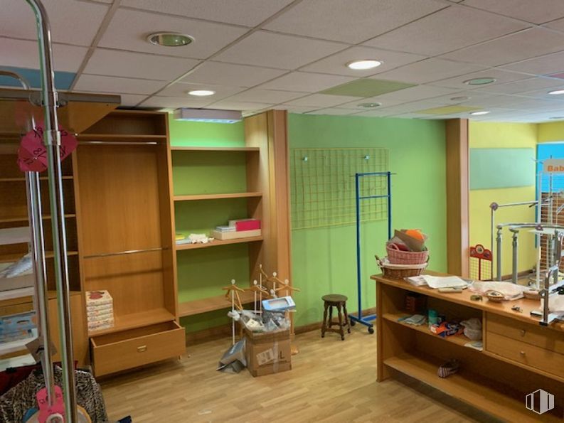 Retail for rent at Plaza San Sebastián, Quintanar de la Orden, Toledo, 45800 with furniture, shelf, houseplant, wood, shelving, flooring, floor, bookcase, hardwood and ceiling around