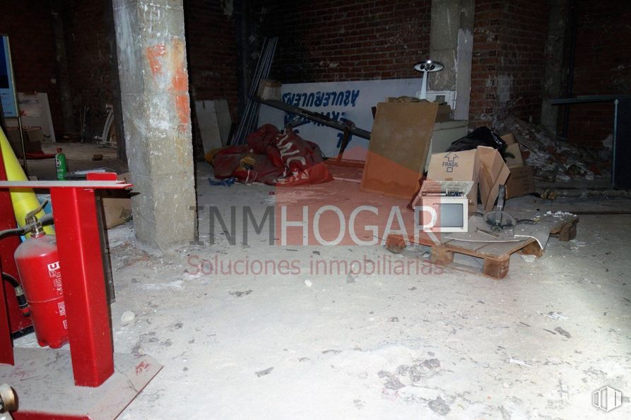 Retail for sale at Zona San Antonio, Ávila, 05005 with packaged goods, road surface, automotive tire, wood, asphalt, gas, building material, flooring, concrete and composite material around