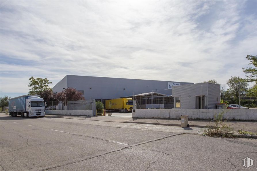 Nave en alquiler en Zona Industrial, Valdemoro, Madrid, 28341 con camión, cielo, nube, planta, rueda, neumático, árbol, lote de terreno, asfalto y superficie de la carretera alrededor