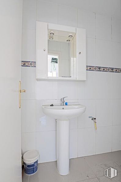 Local en alquiler y venta en Calle Alcalá, Ciudad Lineal, Madrid, 28027 con fregadero, espejo, grifo, lavabo del baño, accesorio de plomería, baño, púrpura, madera, accesorio y piso alrededor