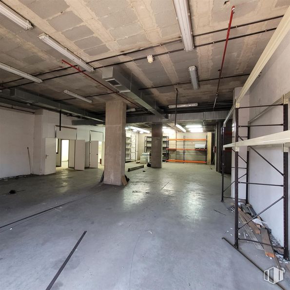 Industrial for sale at Calle María Tubau, Fuencarral - El Pardo, Madrid, 28050 with flooring, floor, ceiling, composite material, fluorescent lamp, concrete, hall, tile flooring, building material and basement around